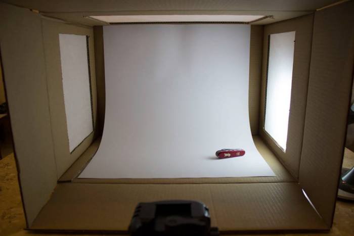 Fundo infinito com cartolina: Como montar um estúdio de mesa em 5 minutos.