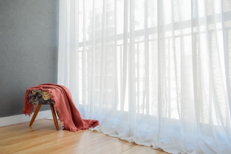 Difusão de luz: Usando cortinas para suavizar sombras pesadas.